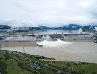 壮观！三峡工程今年首次泄洪，机组接近满发